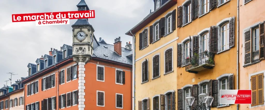 Agence Intérim Chambéry avec une vue panoramique de Chambéry avec ses bâtiments historiques et son environnement alpin.
