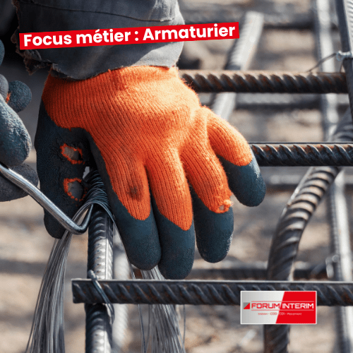 Gants d'armaturier manipulant des barres d'acier pour le renforcement du béton armé.