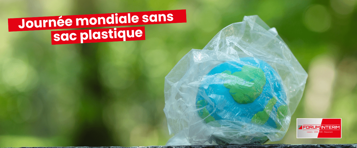 Globe terrestre enveloppé dans un sac plastique, symbolisant la pollution plastique