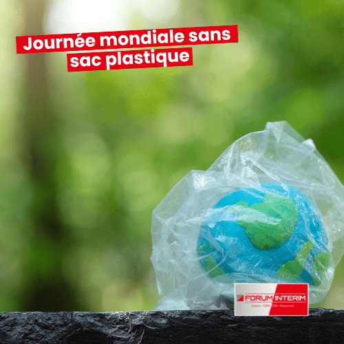 Globe terrestre enveloppé dans un sac plastique, symbolisant la pollution plastique